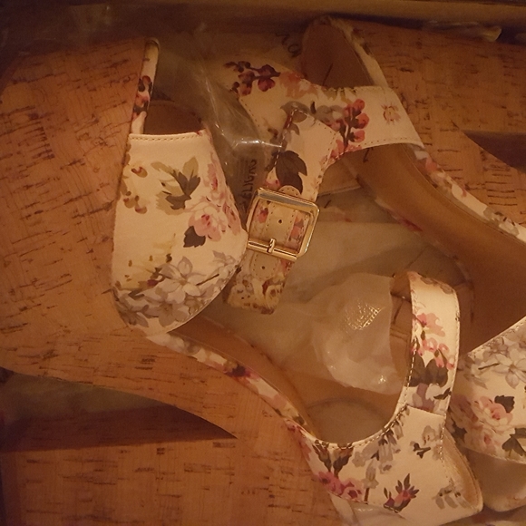 NEW, never worn, in box, size 8, designer platform - Picture 2 of 2